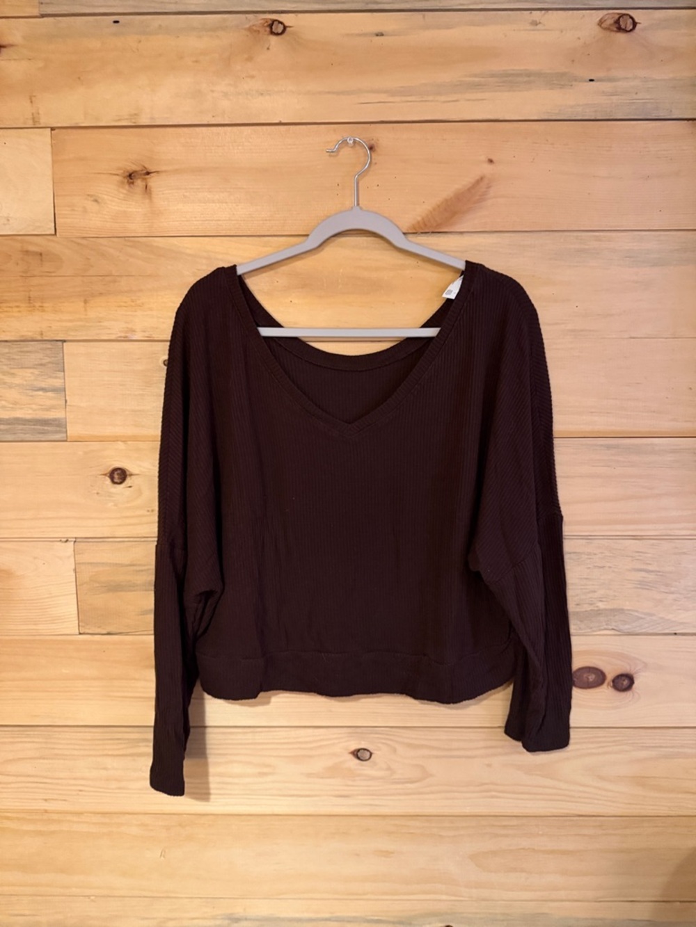 Auden Ribbed V-Neck Cropped Sweatshirt in Deep Brown